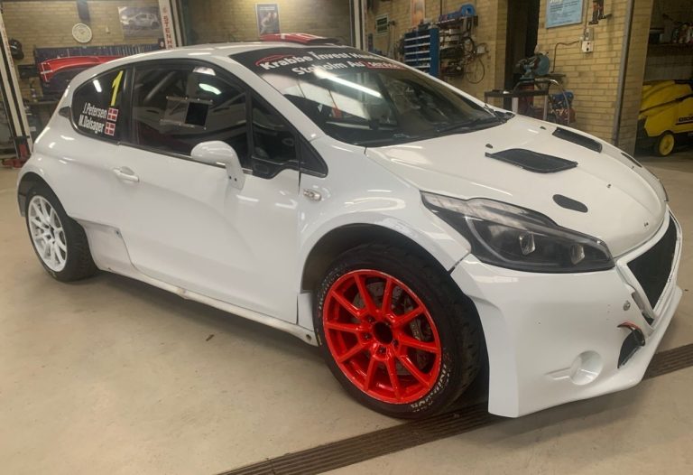 Peugeot 208 T16 R5 Rally Car